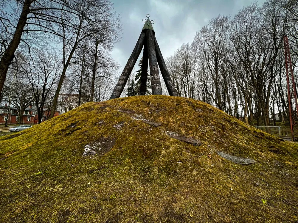 Торнякалнс. Памятник Фрицису Бривземниеку