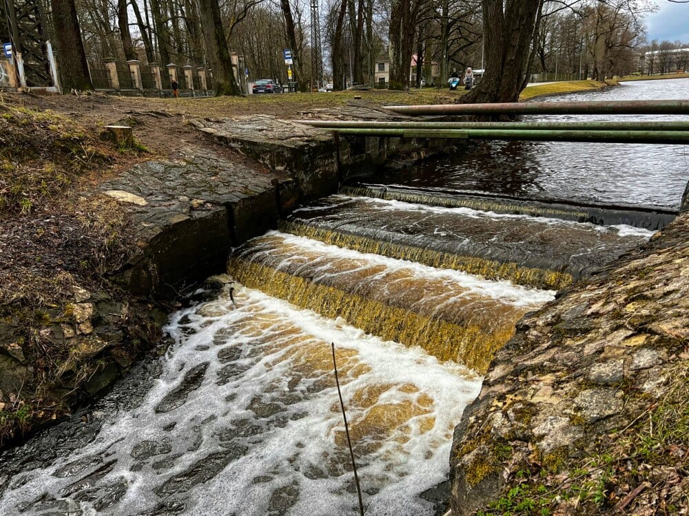 Искусственный водопад на пруду Марас