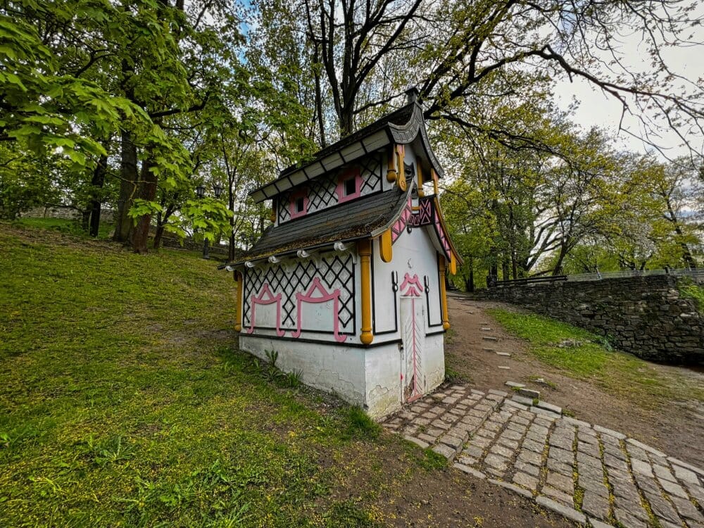 Бастионная горка. Лебединый домик