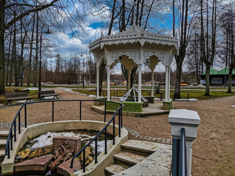 Кемери. Беседка у серного источника