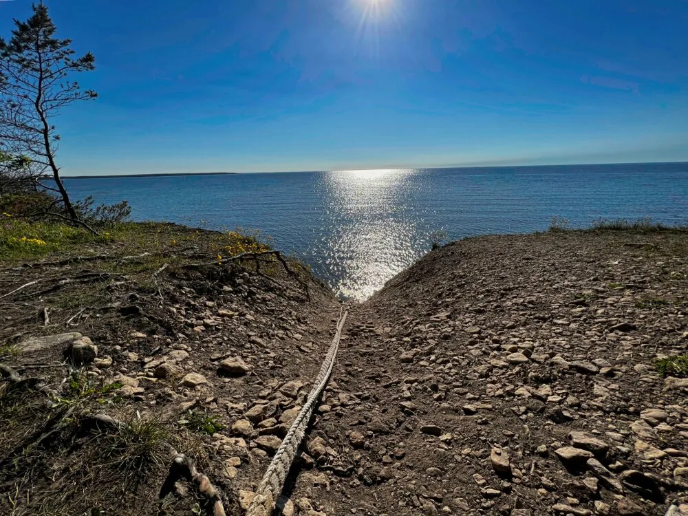 Утёс Панга. Здесь по веревке можно спуститься к морю