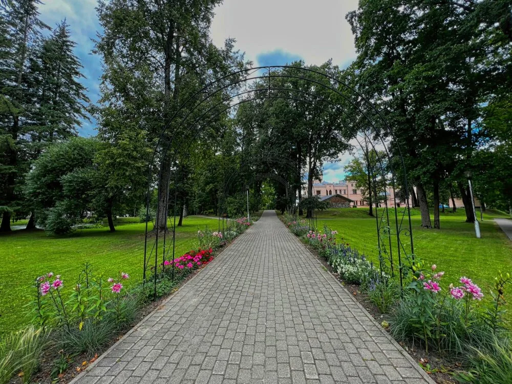 Цветочные арки в парке Алуксненской усадьбы