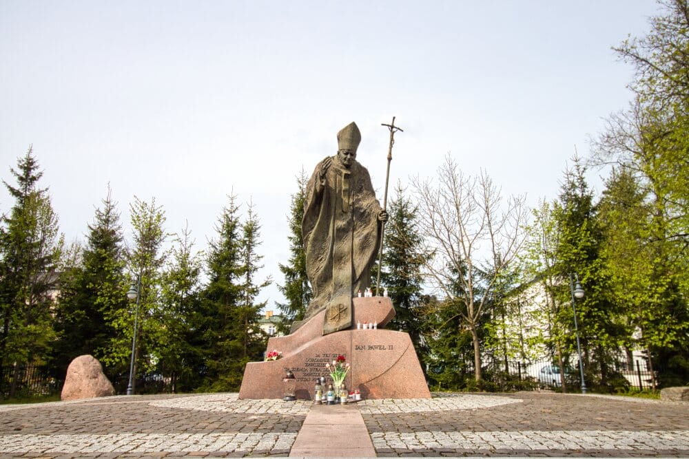 Сувалки. Статуя Иоанна Павла II