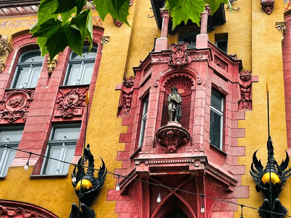 Лодзь. House under Gutenberg