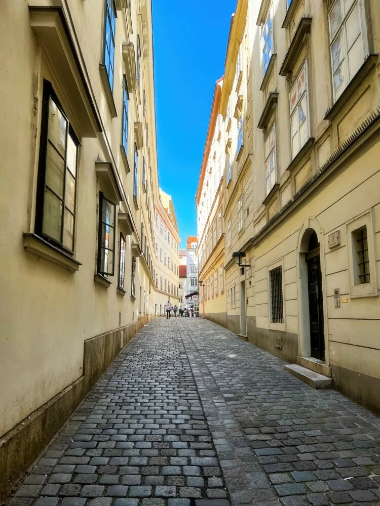 В конце узкой улочки - дом Моцарта