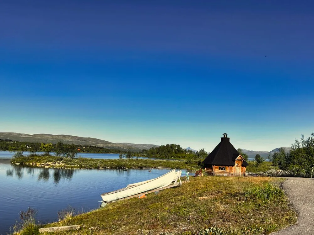 Север Финляндии. Берег озера Кильписьярви на территории отеля Tundrea Holiday Resort